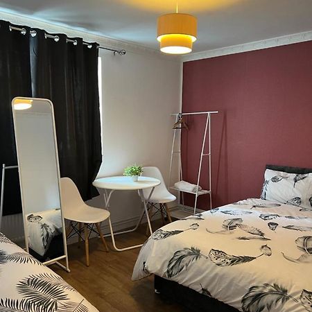 Private Room With Two Beds Near Central Лондон Экстерьер фото
