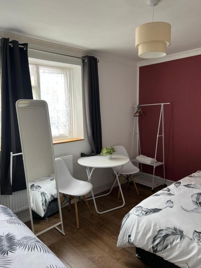Private Room With Two Beds Near Central Лондон Экстерьер фото